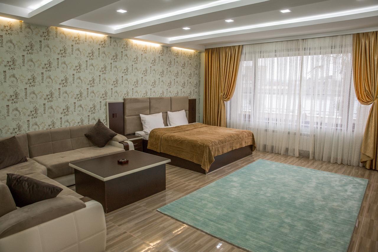 Semeni Hotel & Restaurant 민가치헤비르 외부 사진