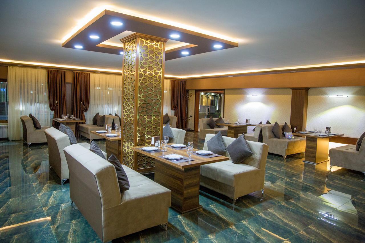 Semeni Hotel & Restaurant 민가치헤비르 외부 사진